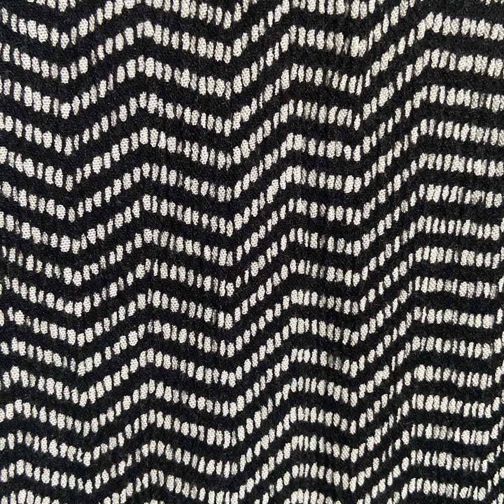 B&W pattern top - Picture 2 of 2